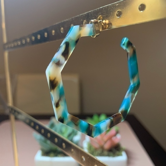 SALE💚 any 3 for $18 💚
 Acrylic Tortoise Hexagon Hoops Earrings - Picture 5 of 5